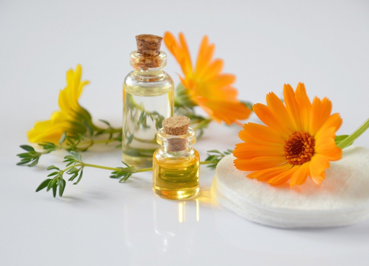 Aceites esenciales en cosmética: Cuidado natural para una piel radiante Aceites esenciales en cosmética: Cuidado natural para una piel radiante