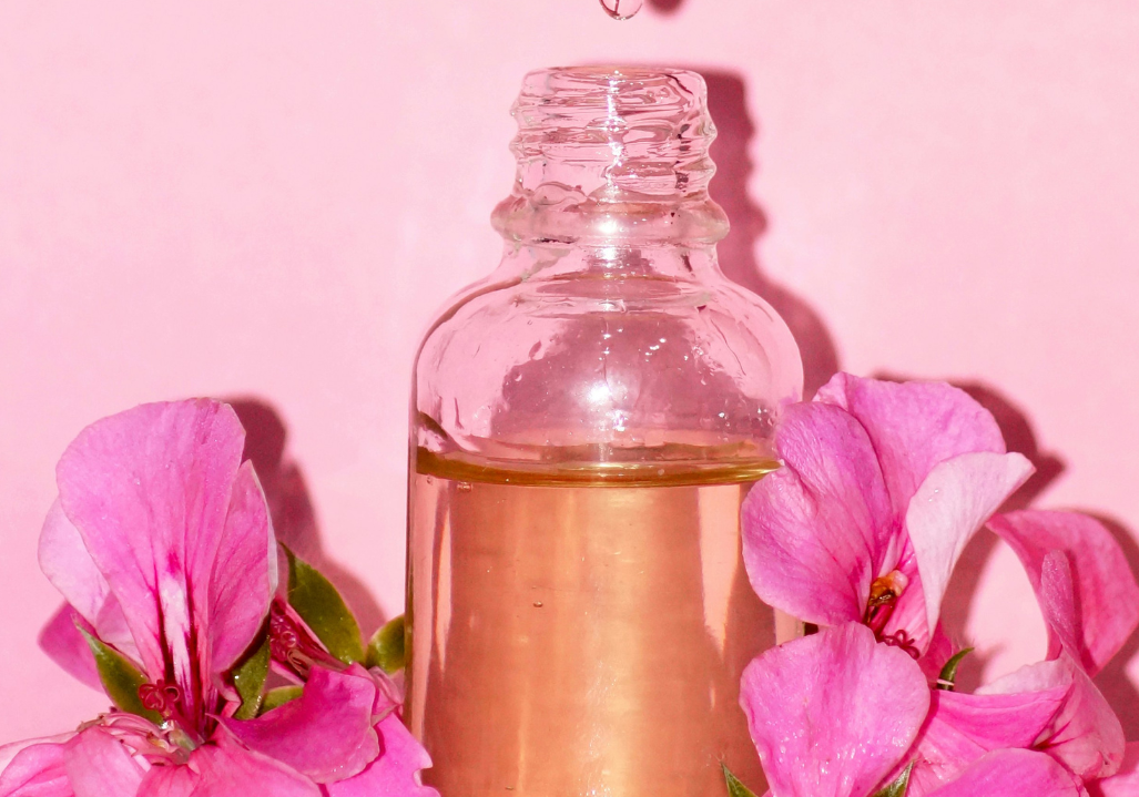 Aceites esenciales en cosmética: Cuidado natural para una piel radiante Aceites esenciales en cosmética: Cuidado natural para una piel radiante
